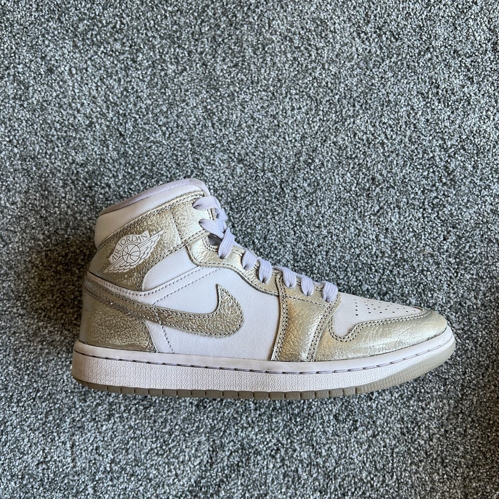 Nike Air Jordan 1 Mid SE Metallic Gold White FN5031-100 Women's Size 7 Shoes